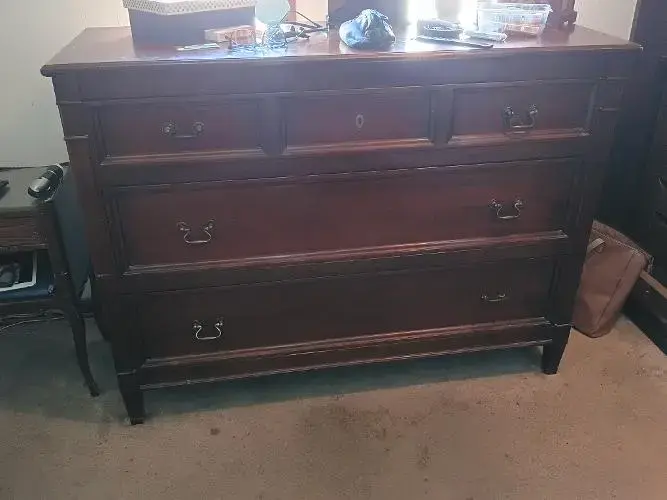 Cómoda de Madera Clásica con Cajones