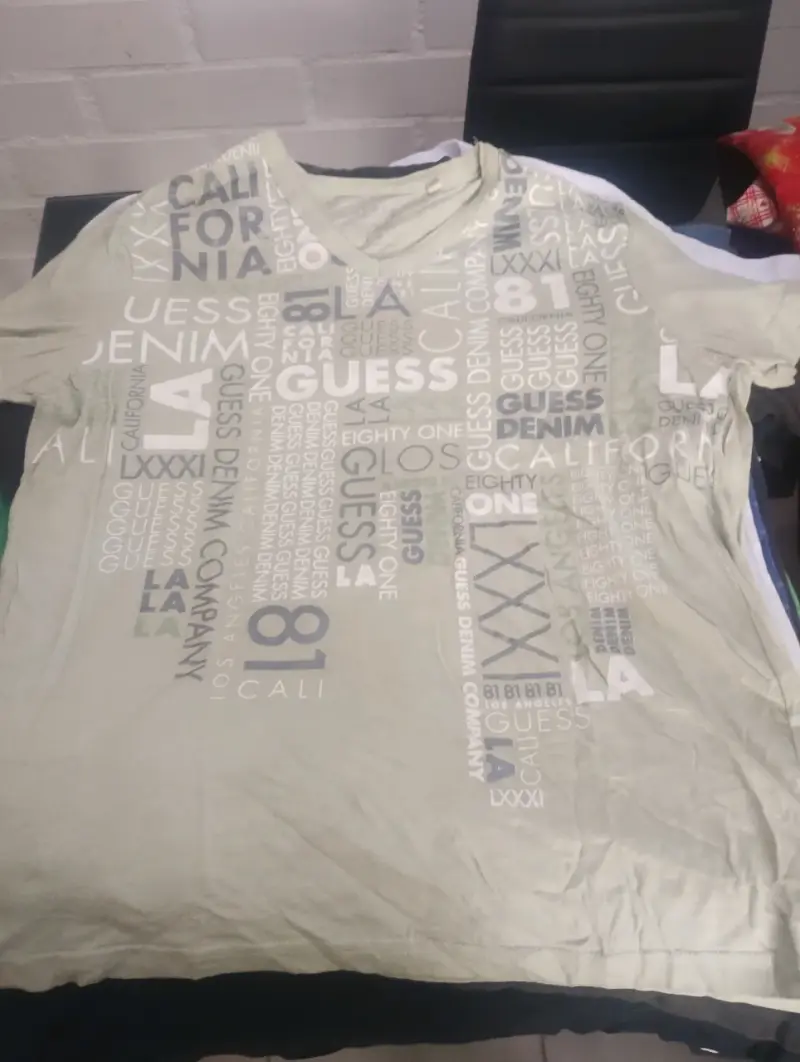 Polera Guess con diseño gráfico