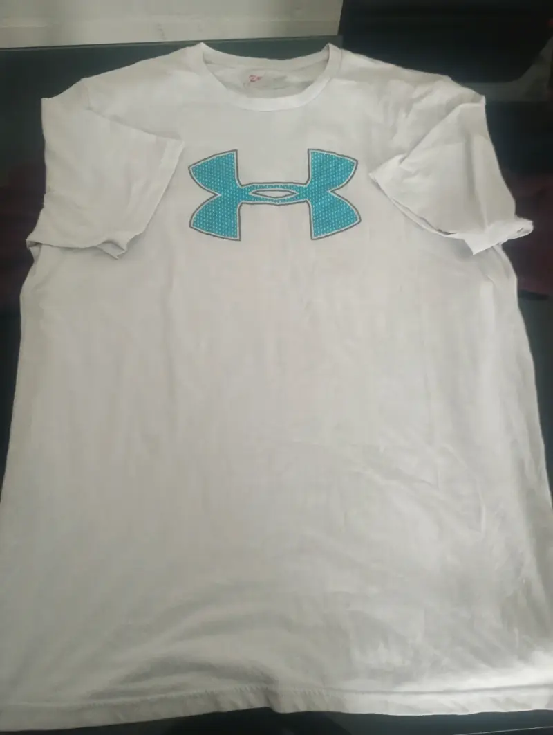 Polera blanca Under Armour con logo azul