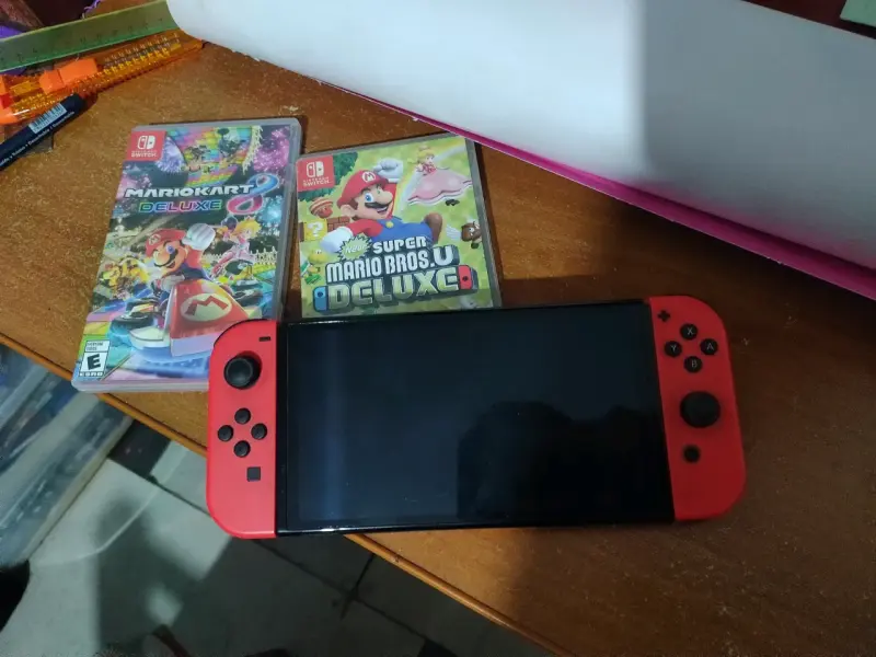 Consola Nintendo Switch con juegos Mario Kart y Super Mario Bros