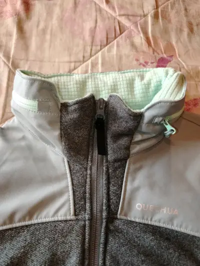 Chaqueta polar Quechua gris con capucha - miniatura 3