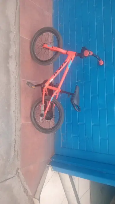 Bicicleta infantil naranja Trek sin pedales - miniatura 1