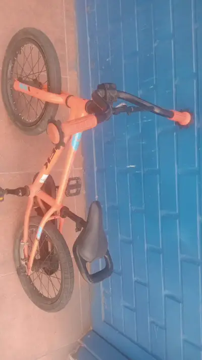 Bicicleta infantil naranja Trek sin pedales - miniatura 2