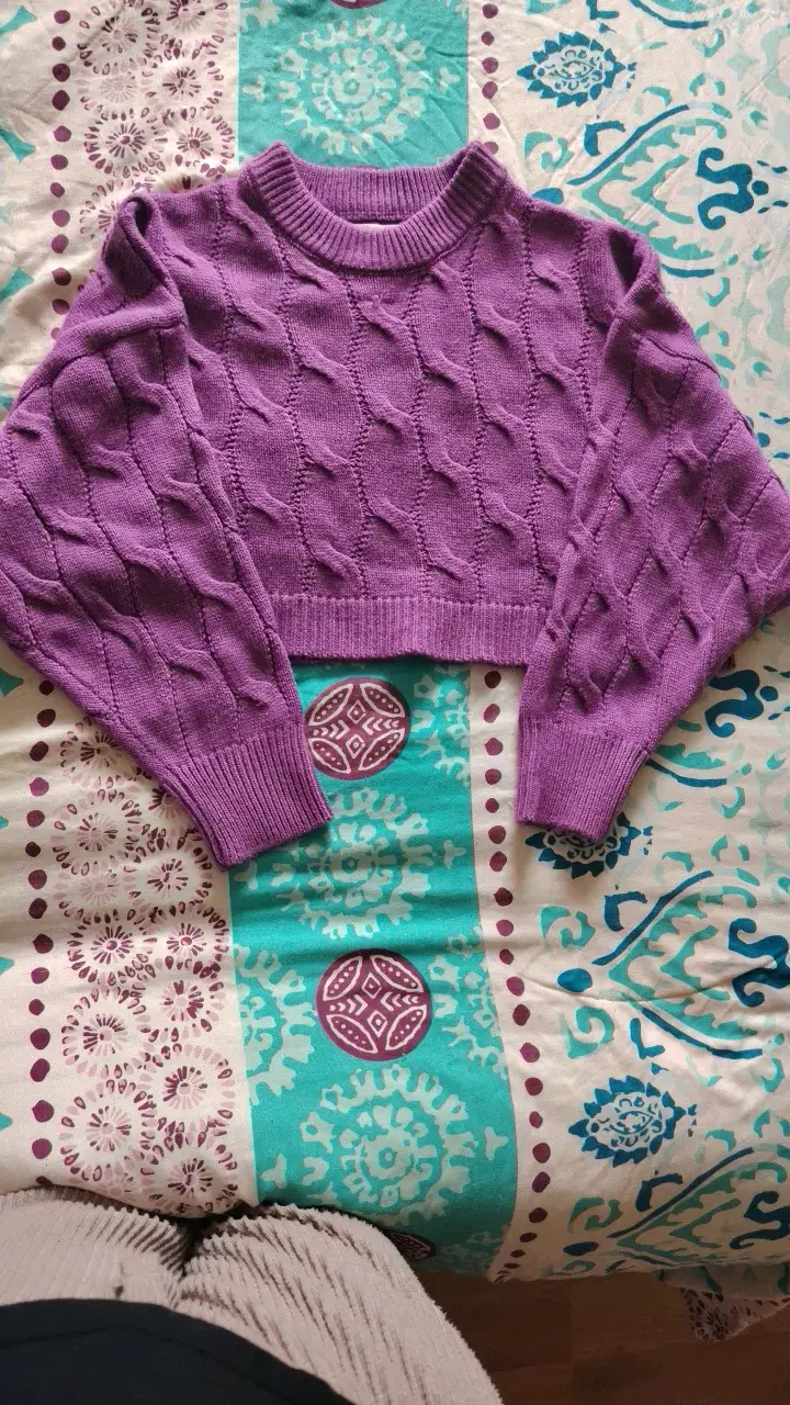 Suéter morado de punto para niña