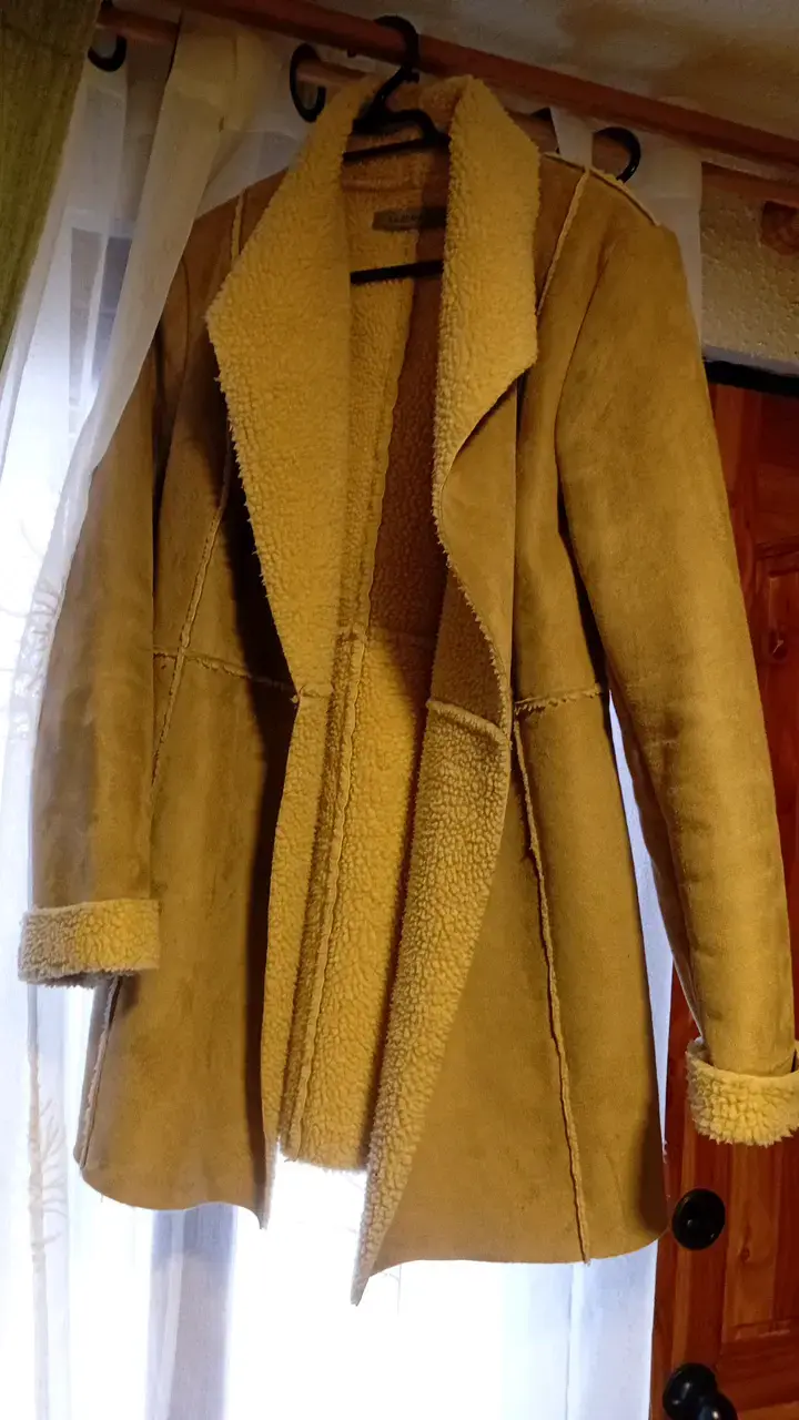 Abrigo de piel sintética beige con forro de lana - 1