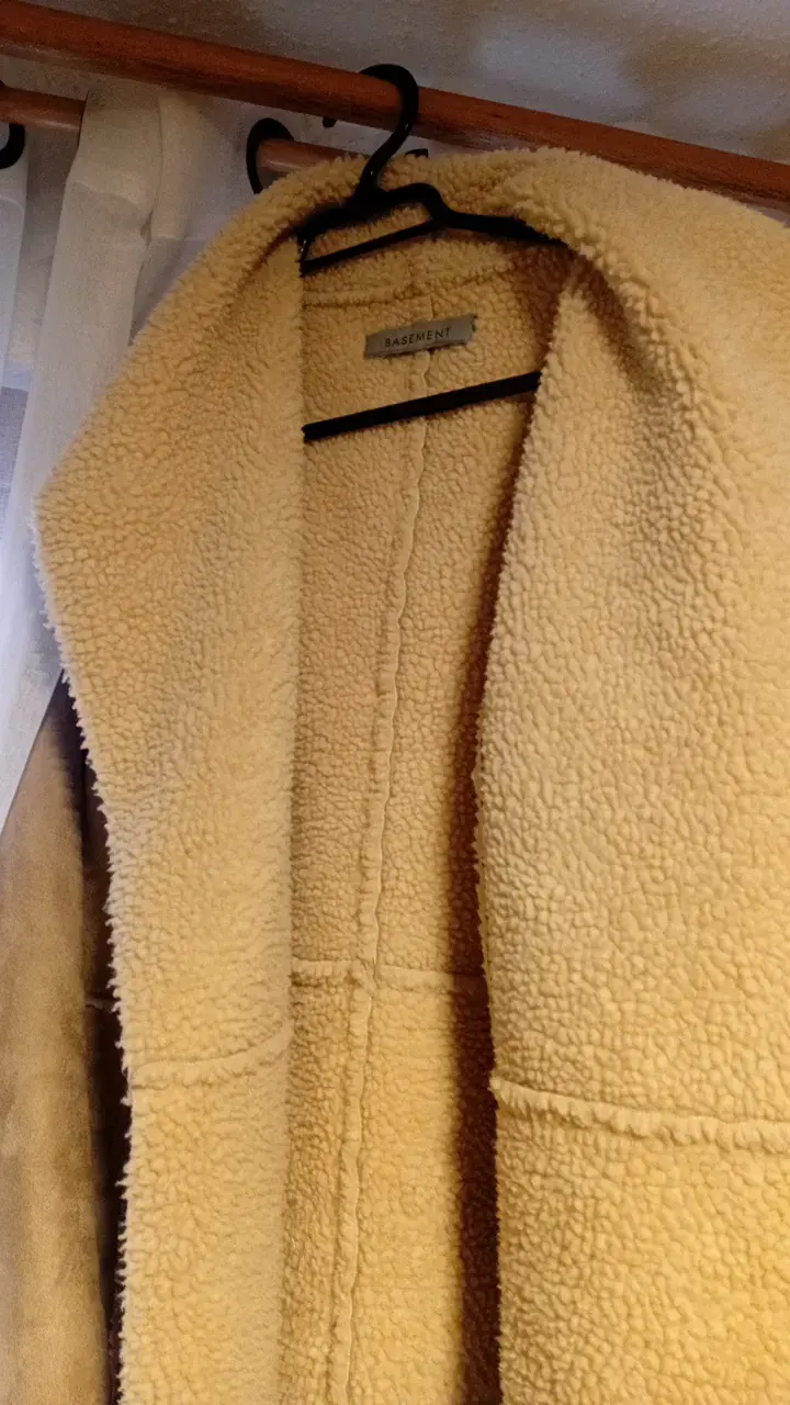 Abrigo de piel sintética beige con forro de lana - 2
