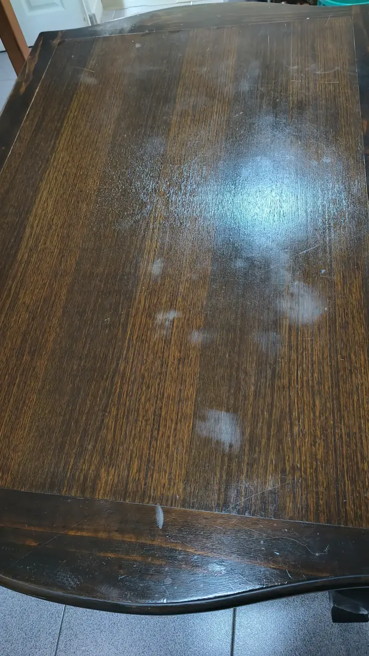 Mesa de comedor de madera oscura - 1
