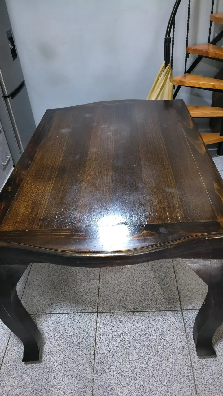 Mesa de comedor de madera oscura - 2