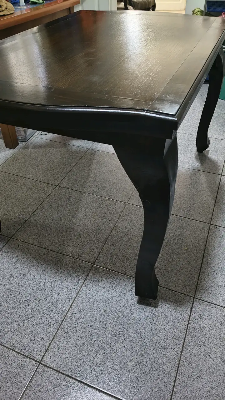 Mesa de comedor de madera oscura - 3