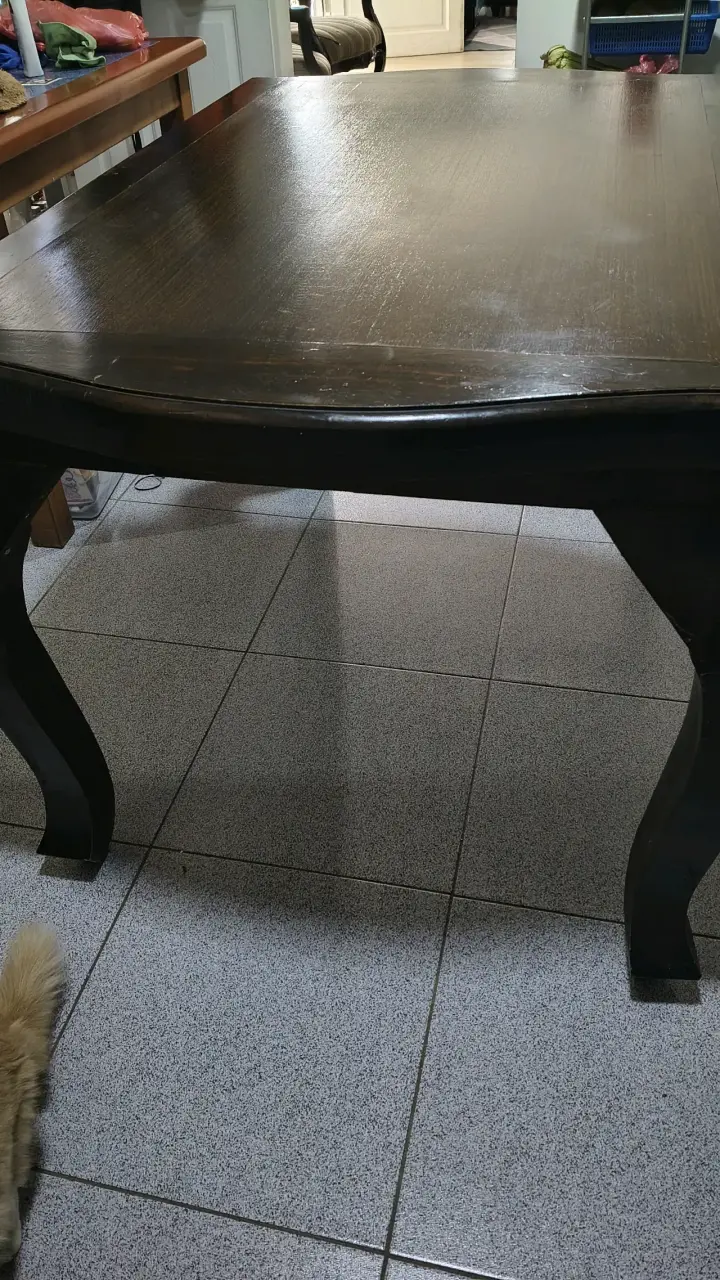 Mesa de comedor de madera oscura - 4