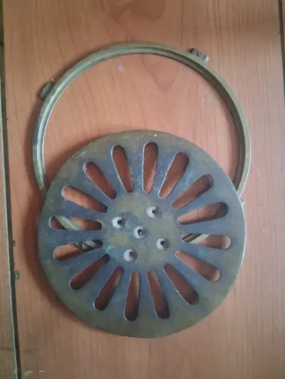 Antiguo soporte de metal para olla - miniatura 1