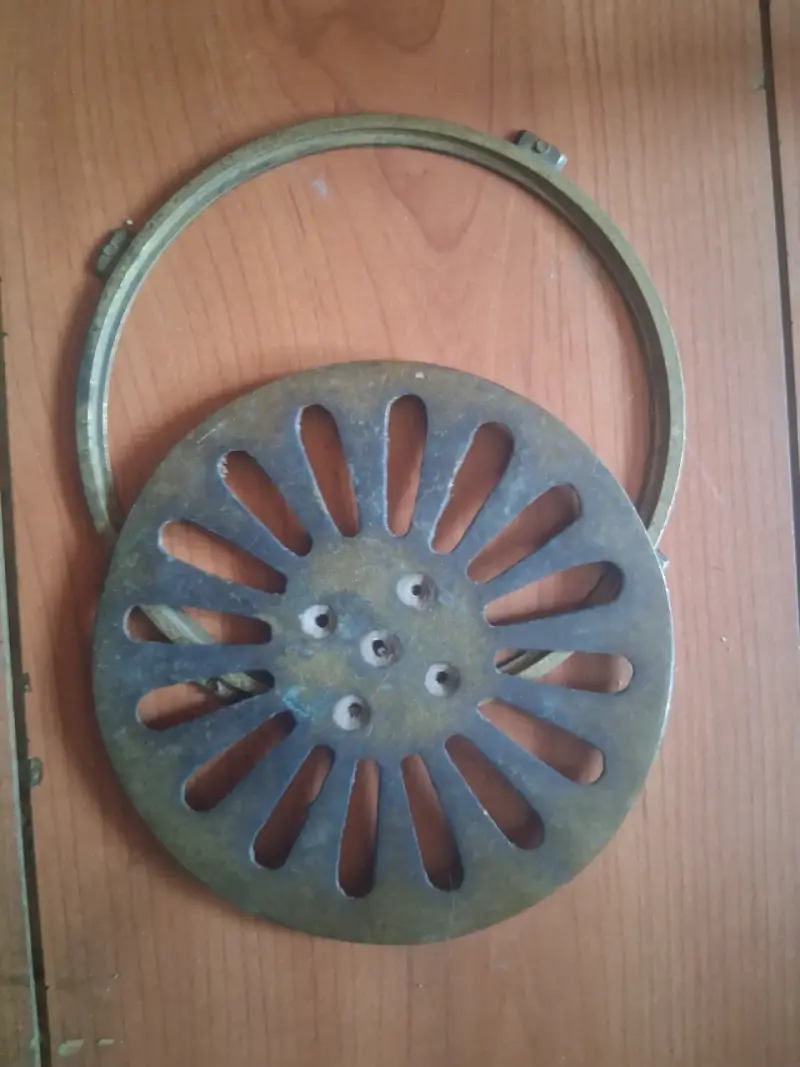 Antiguo soporte de metal para olla - 2