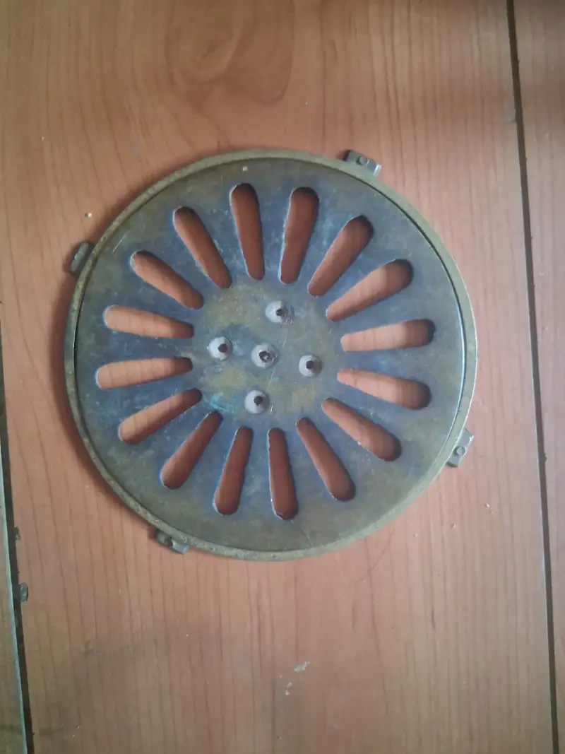 Antiguo soporte de metal para olla - 3