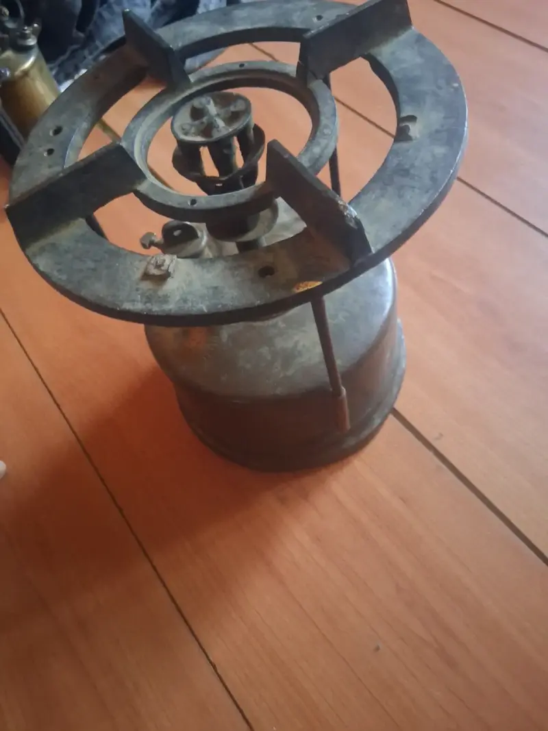 Antiguo soporte de metal para olla - 1