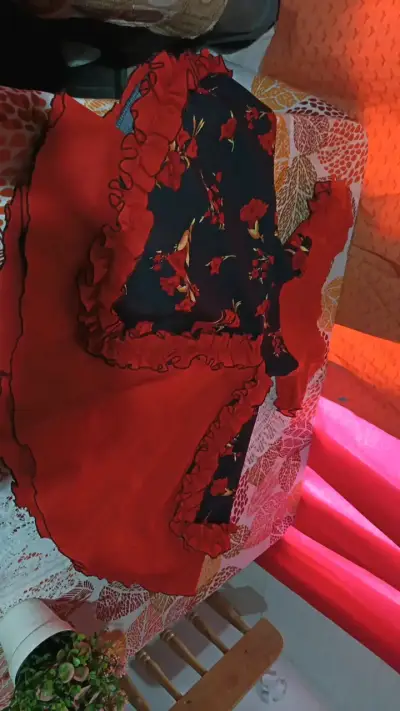 Vestido rojo con estampado floral y volantes - miniatura 1