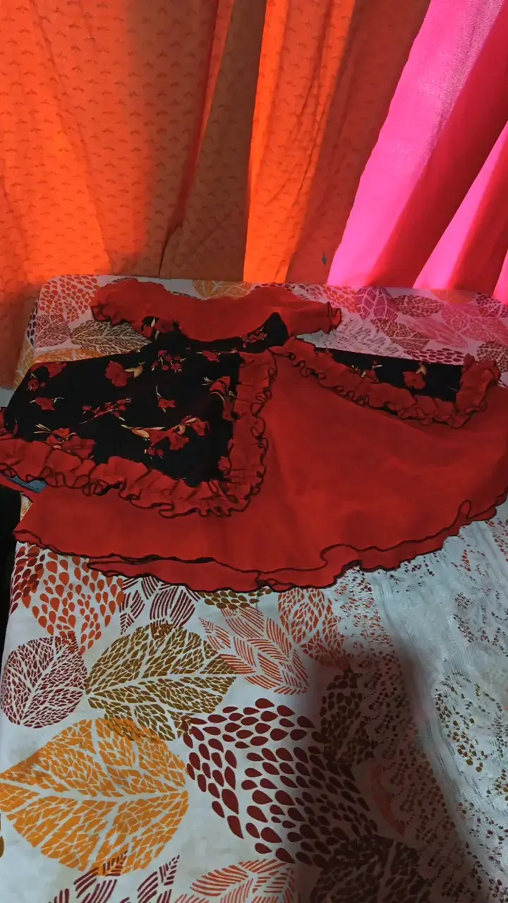 Vestido rojo con estampado floral y volantes - 2