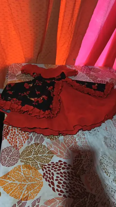 Vestido rojo con estampado floral y volantes - miniatura 2