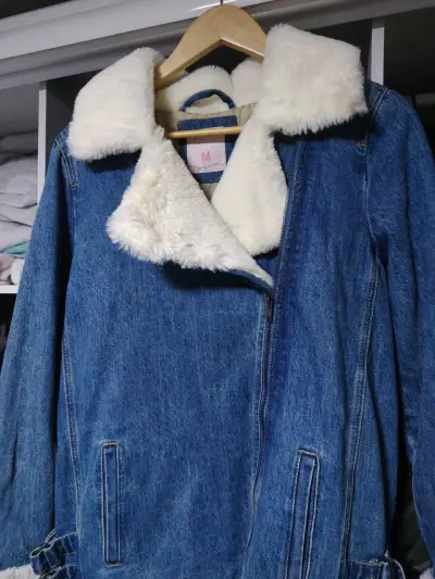 Chaqueta de mezclilla con forro de piel sintética - miniatura 2
