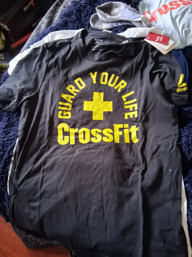 Polera Reebok CrossFit negra con estampado