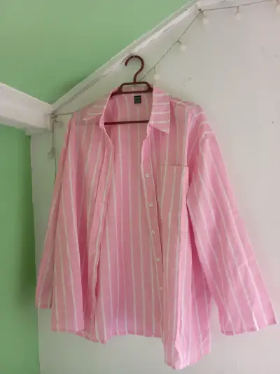Camisa de rayas rosadas para mujer - miniatura 1