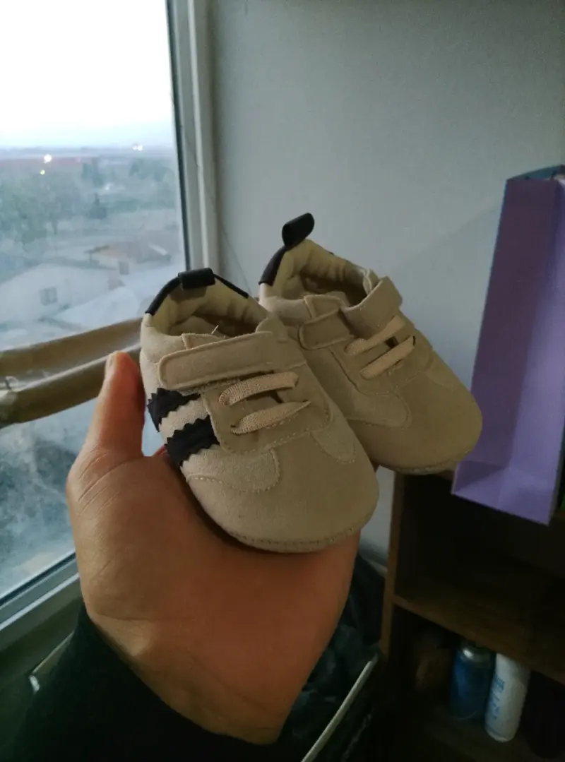 Zapatos para bebé en varios diseños y colores - 1