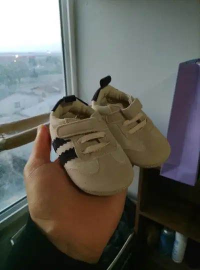 Zapatos para bebé en varios diseños y colores - miniatura 1