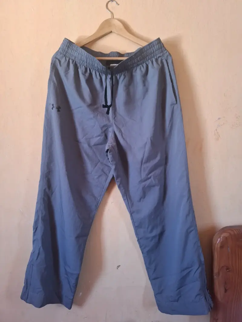 Pantalon deportivo gris Under Armour talla L - 1