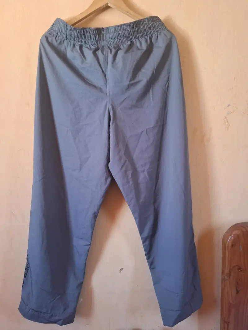 Pantalon deportivo gris Under Armour talla L - 2