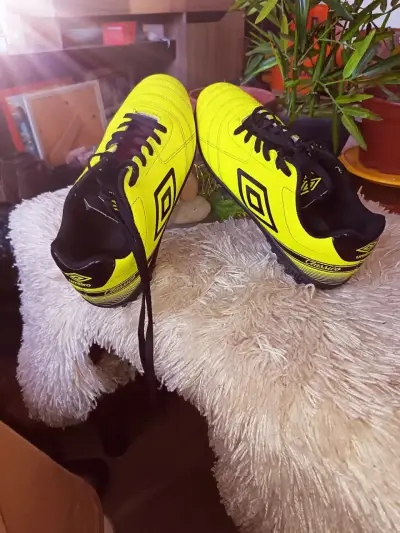 Zapatillas de fútbol Umbro amarillas para hombre - miniatura 1