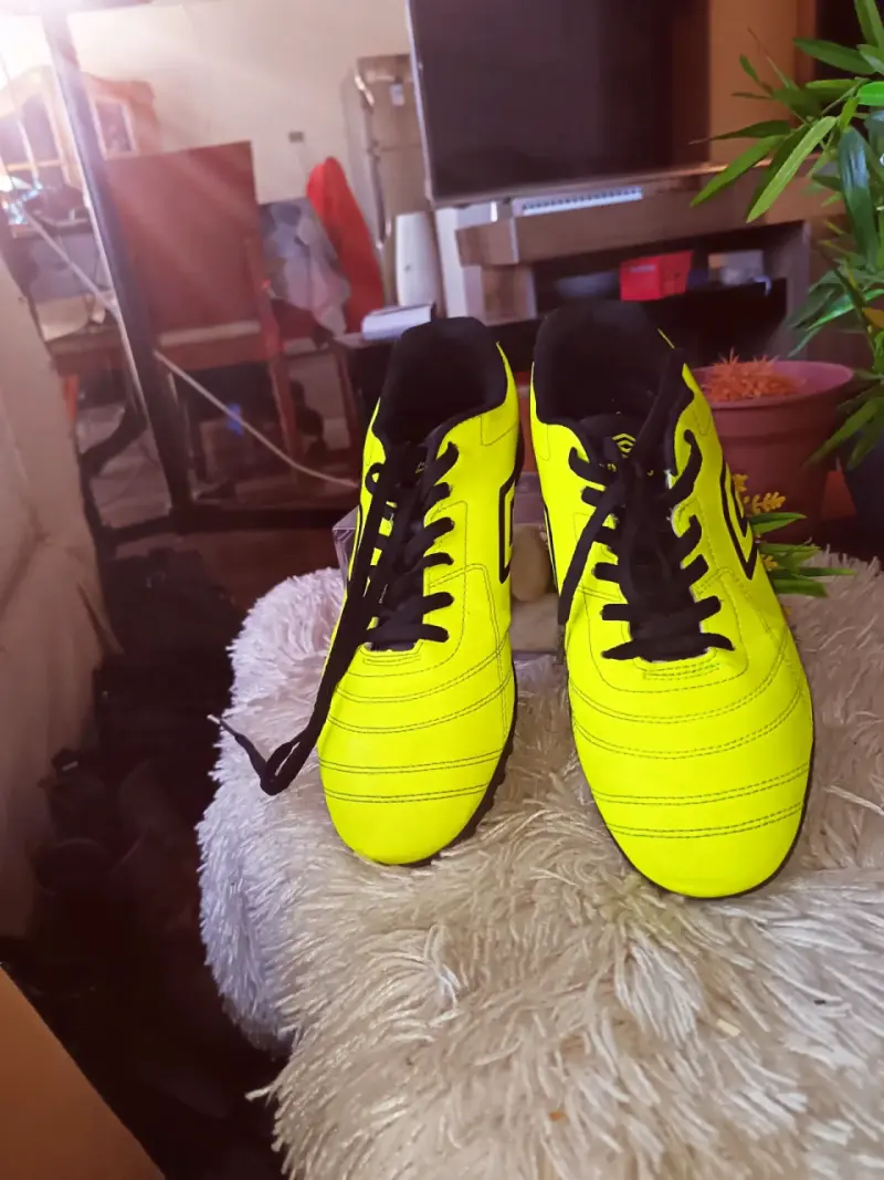 Zapatillas de fútbol Umbro amarillas para hombre - 2