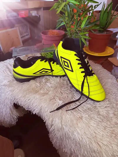 Zapatillas de fútbol Umbro amarillas para hombre - miniatura 3