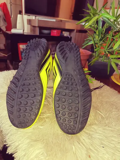 Zapatillas de fútbol Umbro amarillas para hombre - miniatura 4