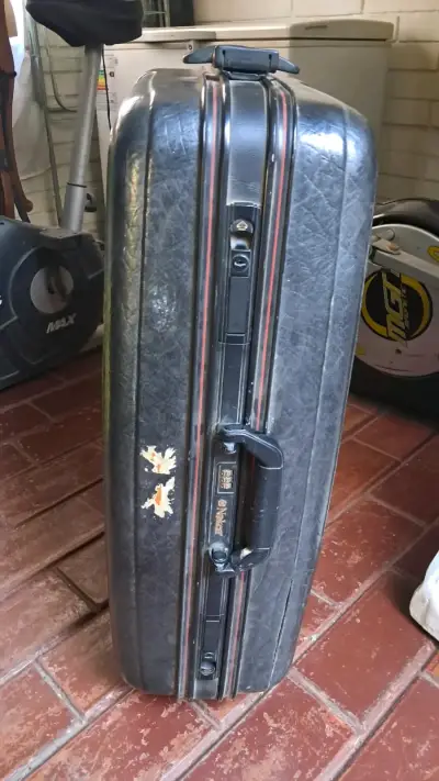 Maleta rígida negra con ruedas - miniatura 1