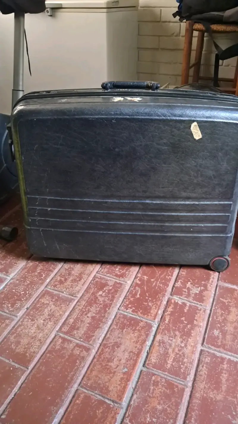 Maleta rígida negra con ruedas - 2