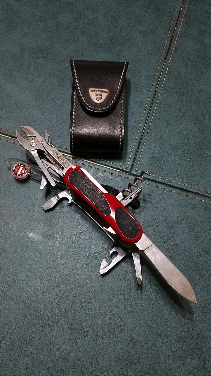 Navaja Suiza multifuncional Victorinox con funda - 1