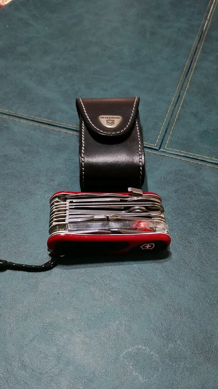 Navaja Suiza multifuncional Victorinox con funda - 3