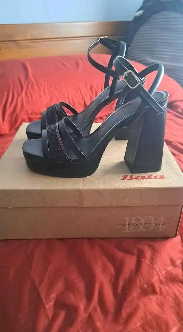 Sandalias de Tacón Alto Negras Bata