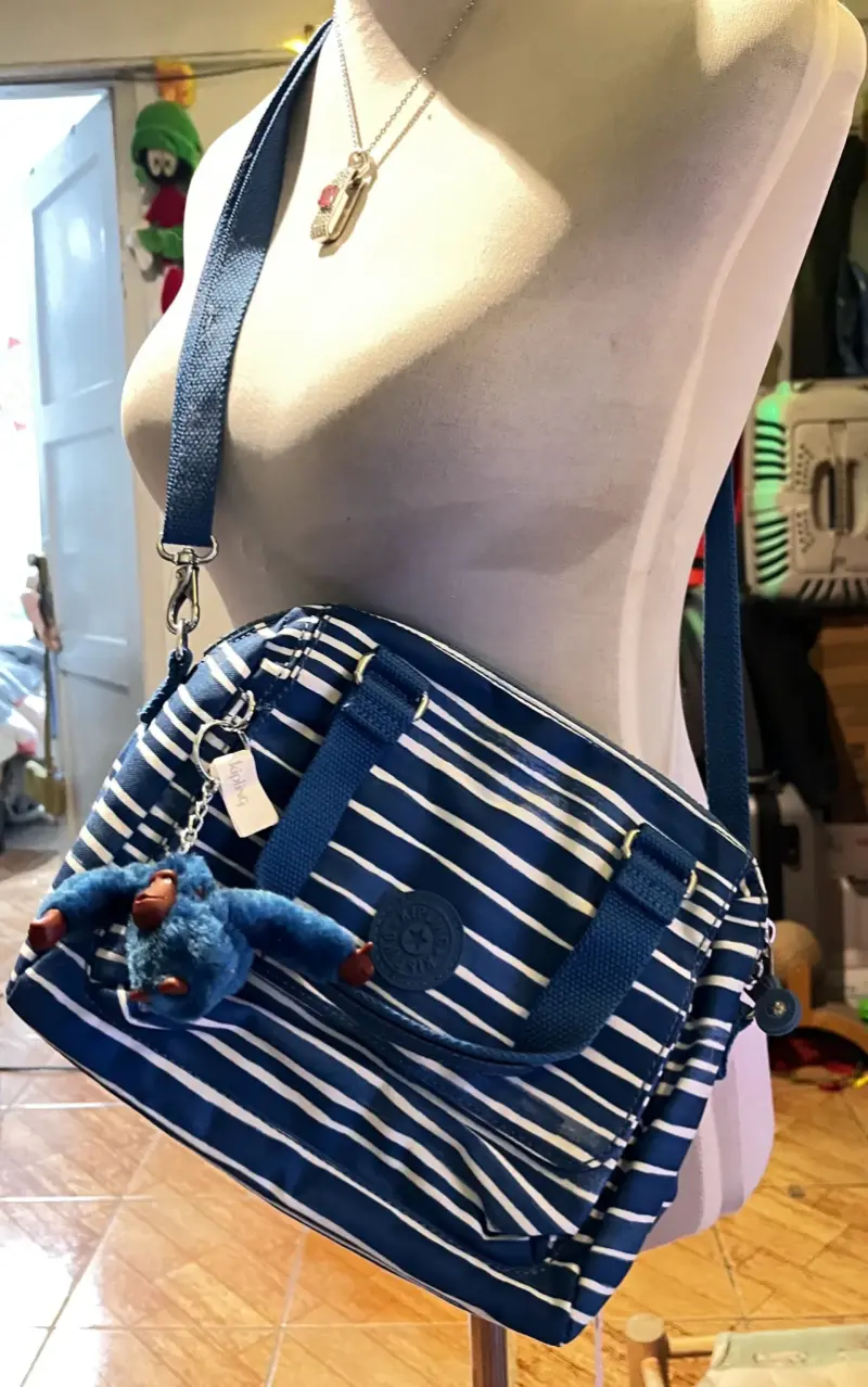 Bolso Kipling rayado azul con colgante
