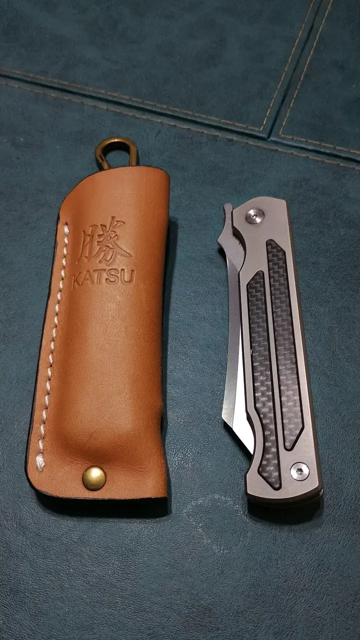 Cuchillo plegable Katsu con funda de cuero - 1