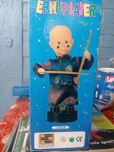 Muñeco musical Erhu Player con movimiento - miniatura 2
