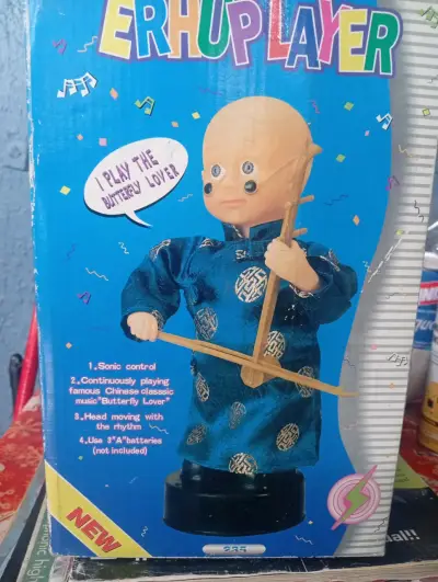 Muñeco musical Erhu Player con movimiento - miniatura 3