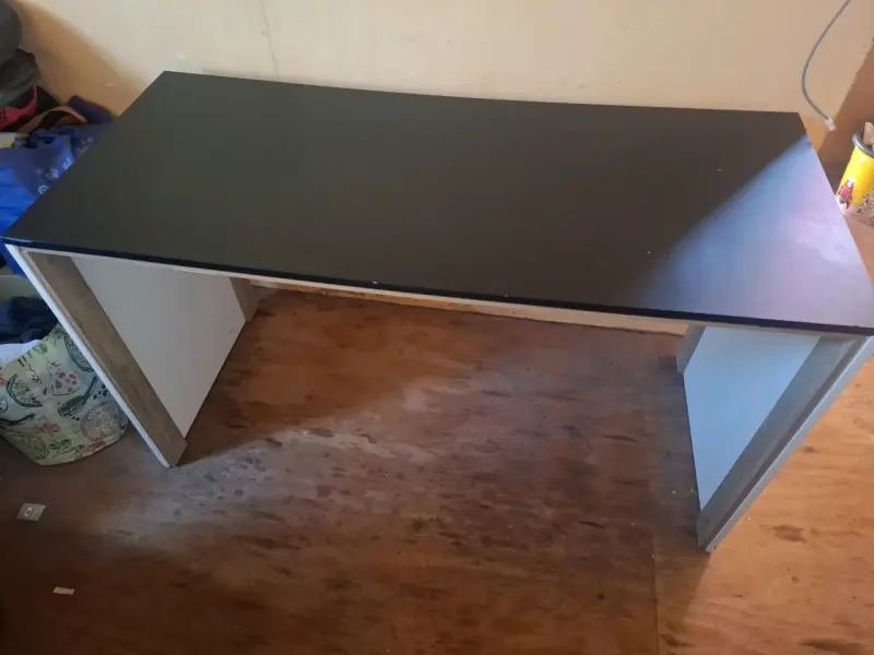 Escritorio de madera con superficie negra - 1