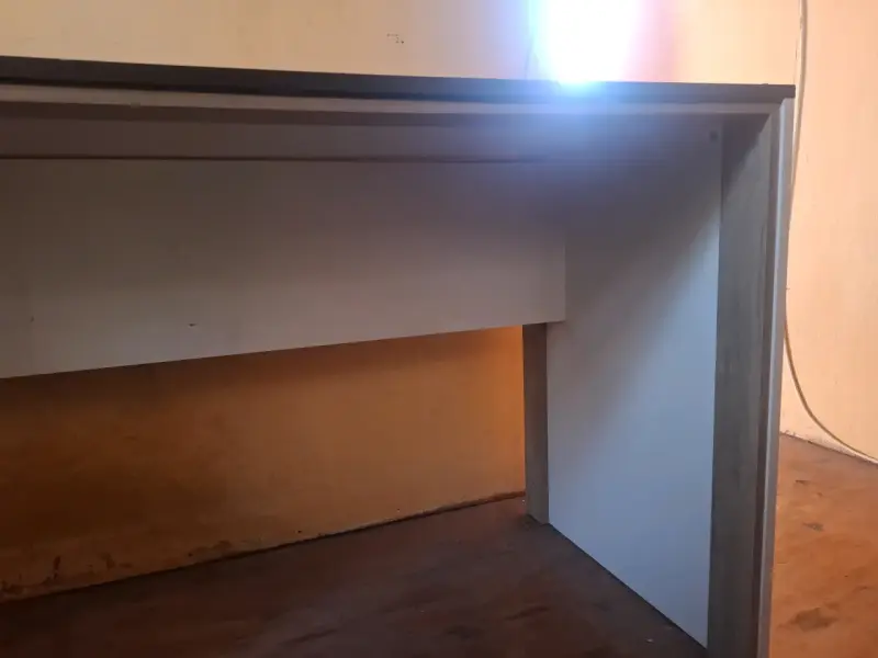 Escritorio de madera con superficie negra - 2