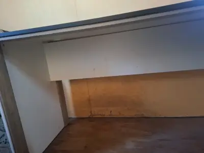 Escritorio de madera con superficie negra - miniatura 3
