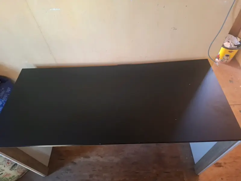 Escritorio de madera con superficie negra - 4