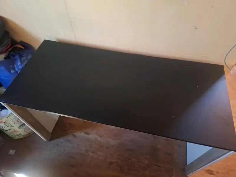 Escritorio de madera con superficie negra - 5
