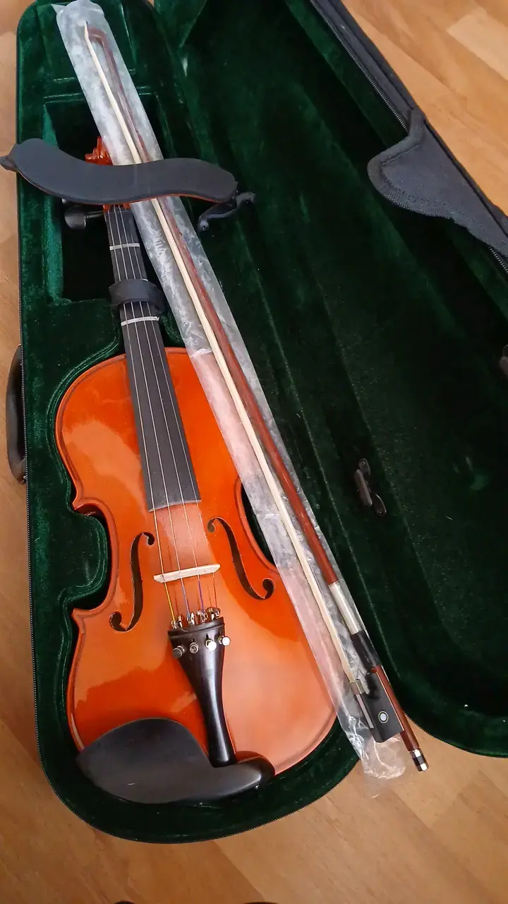 Violín con estuche y arco en buen estado - 2