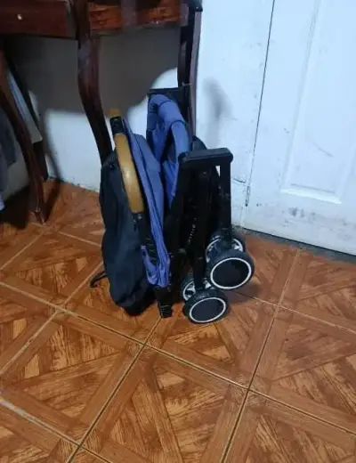 Coche de bebé plegable azul compacto - miniatura 1