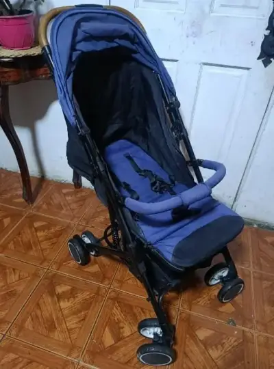 Coche de bebé plegable azul compacto - miniatura 2