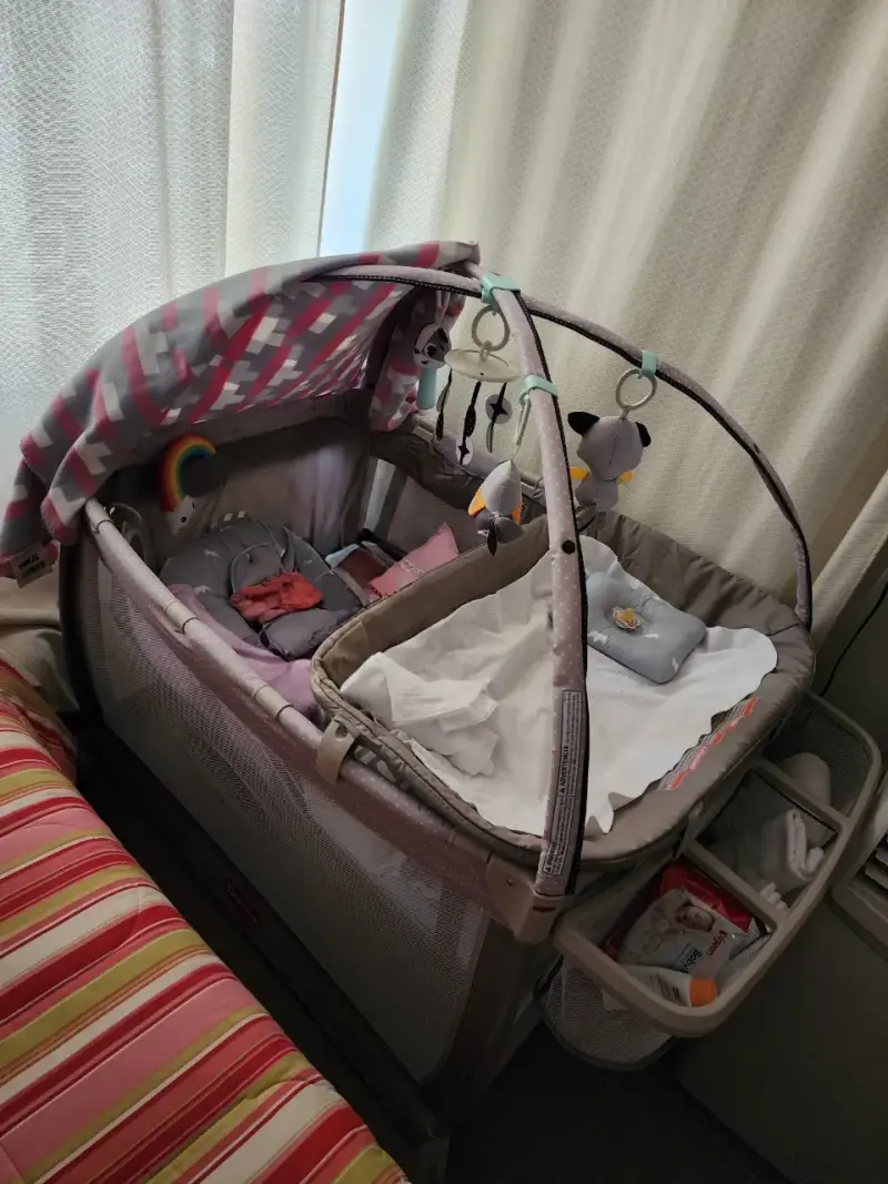 Cuna corral para bebé con accesorios Tiny Love